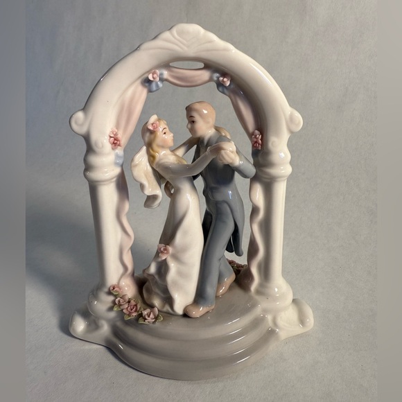 Elegant Wedding Cake Topper with Bride and Groom - Picture 1 of 5